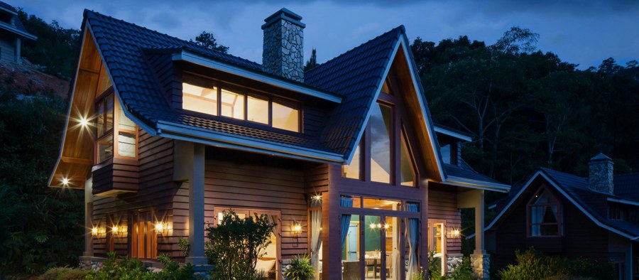 Dom jednorodzinny nocą – Blower Door Test szczelności budynku – Hermetiq